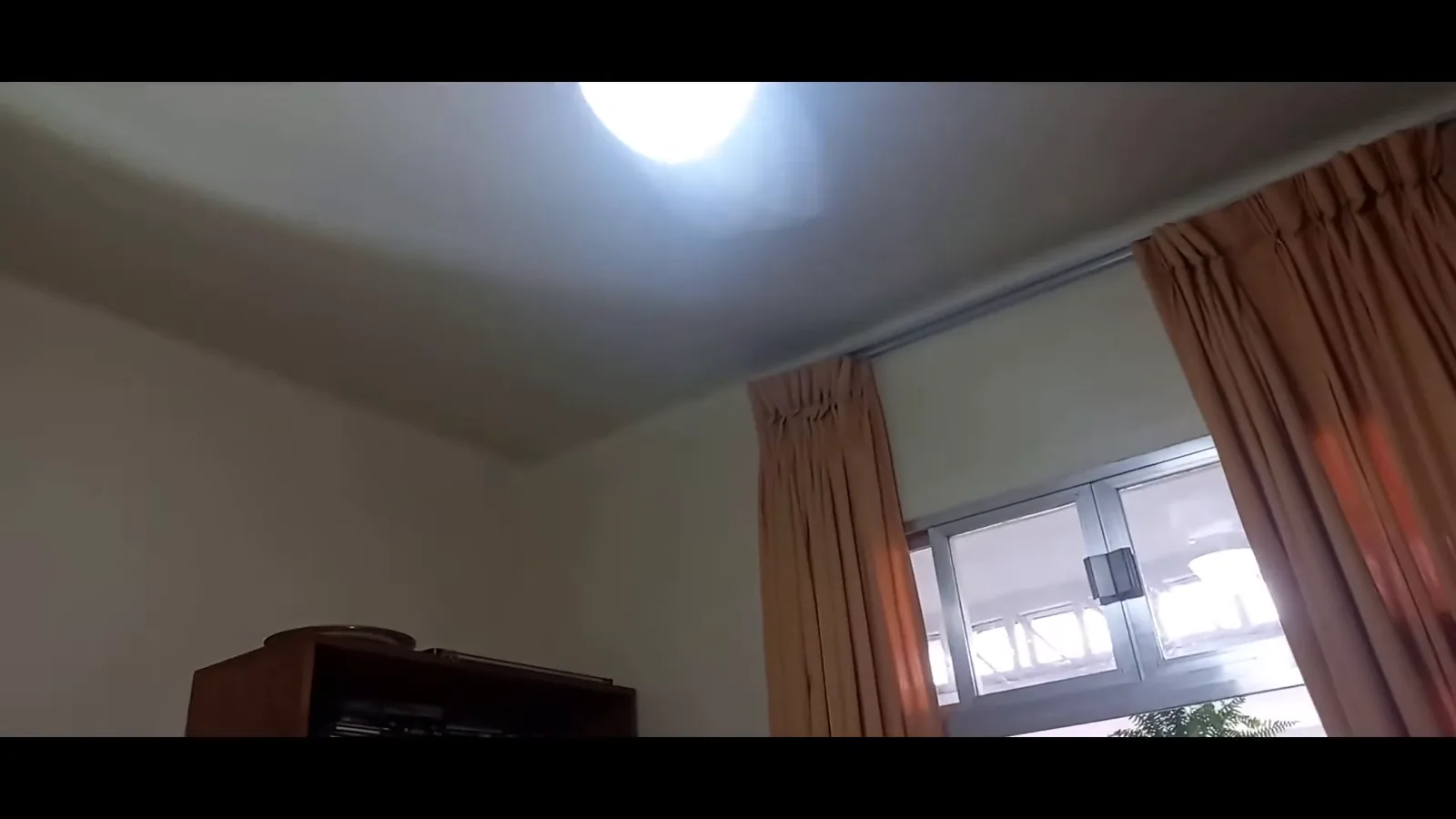 Ventilador de teto instalado em funcionamento no quarto com iluminação acesa