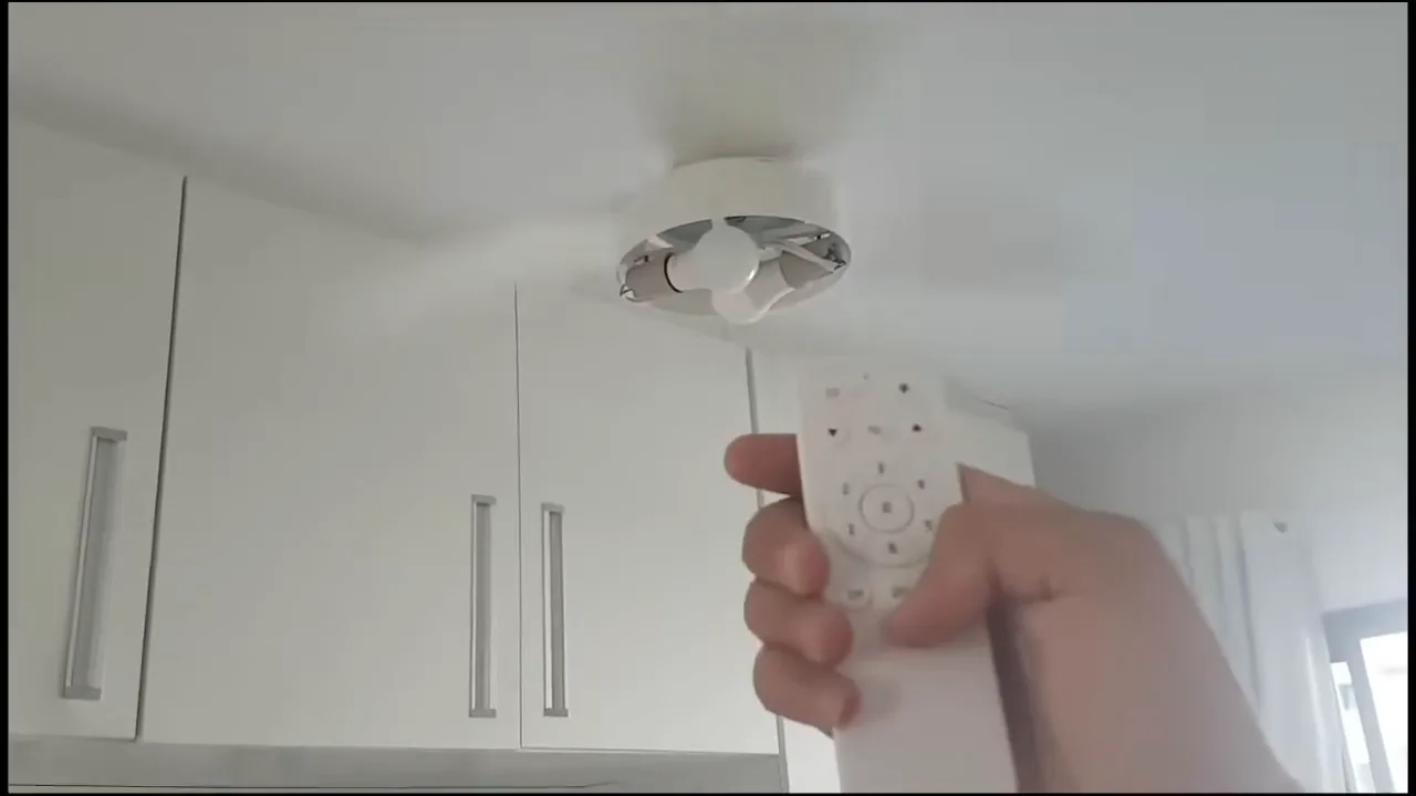 Pás do ventilador Ventisol Aires Inverter girando em velocidade máxima