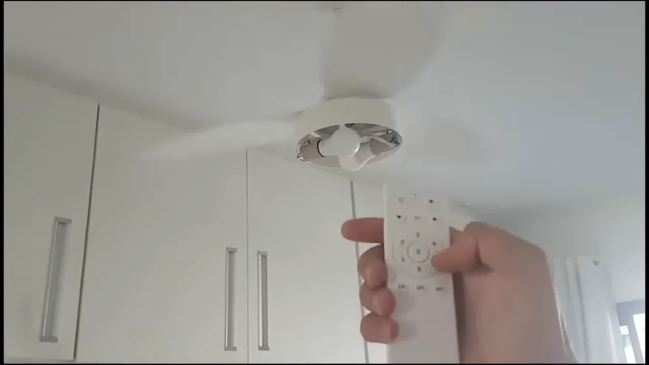 Ventilador de teto Ventisol Aires Inverter girando no teto do quarto