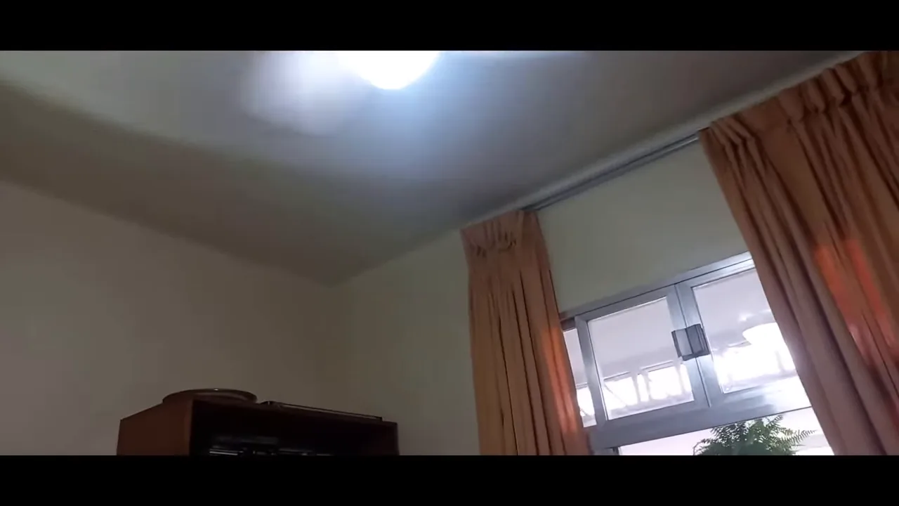 Ventilador de teto funcionando em velocidade constante no quarto residencial
