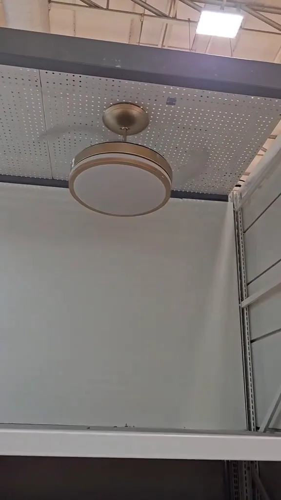 Ventilador de teto retrátil em funcionamento com pás transparentes estendidas