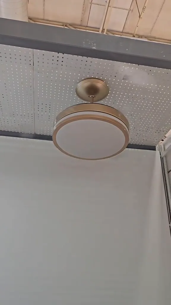 Ventilador de teto com luminária central e pás retráteis em movimento