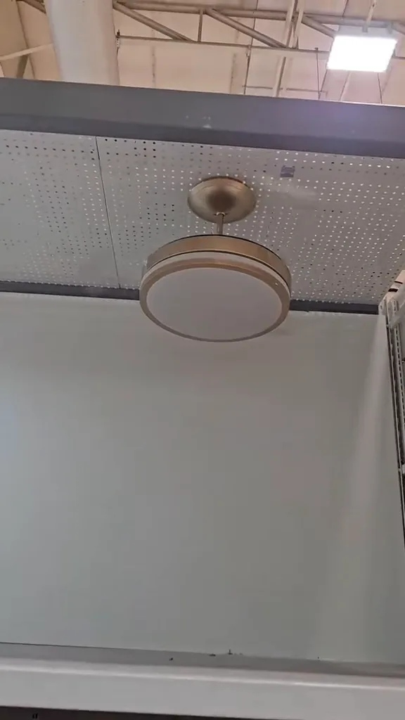 Ventilador de teto retrátil girando com pás transparentes em funcionamento