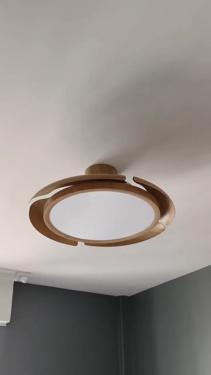 Ventilador Aliseu Lírio com iluminação LED acesa e pás retráteis fechadas