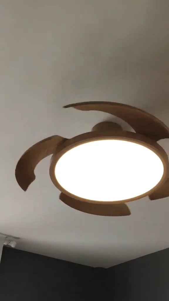 Abertura das pás retráteis do ventilador Aliseu Lírio em funcionamento