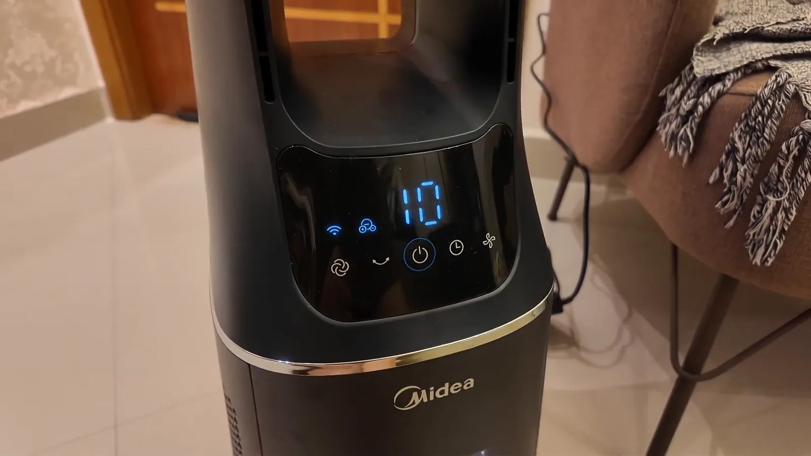 Ventilador de torre ligado com painel digital exibindo velocidade máxima