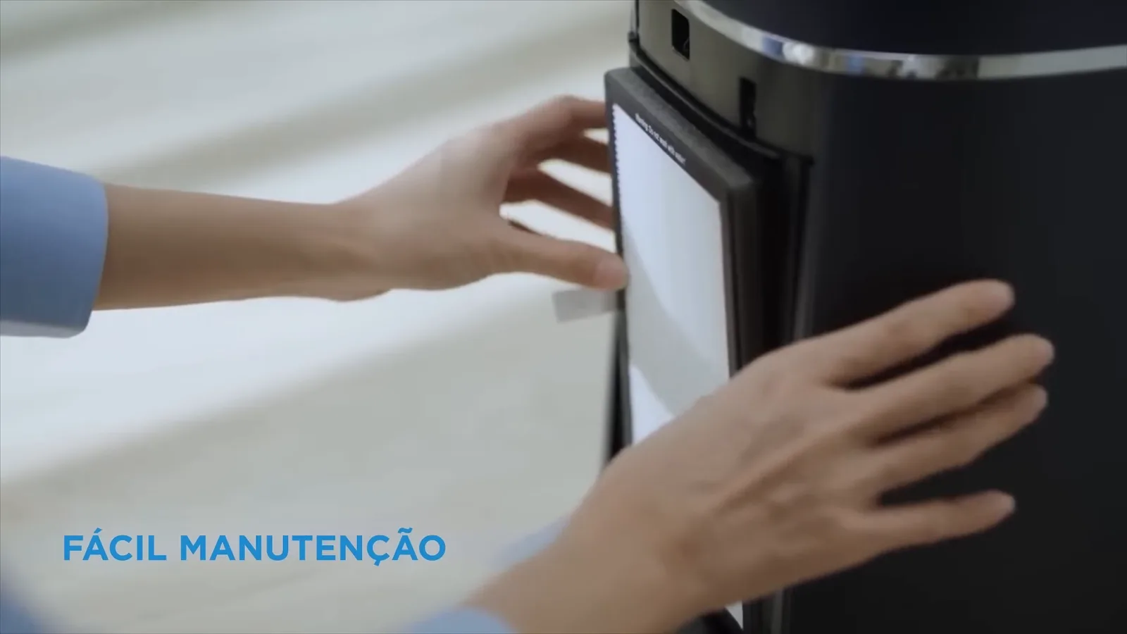 Substituição do filtro HEPA na parte traseira do aparelho
