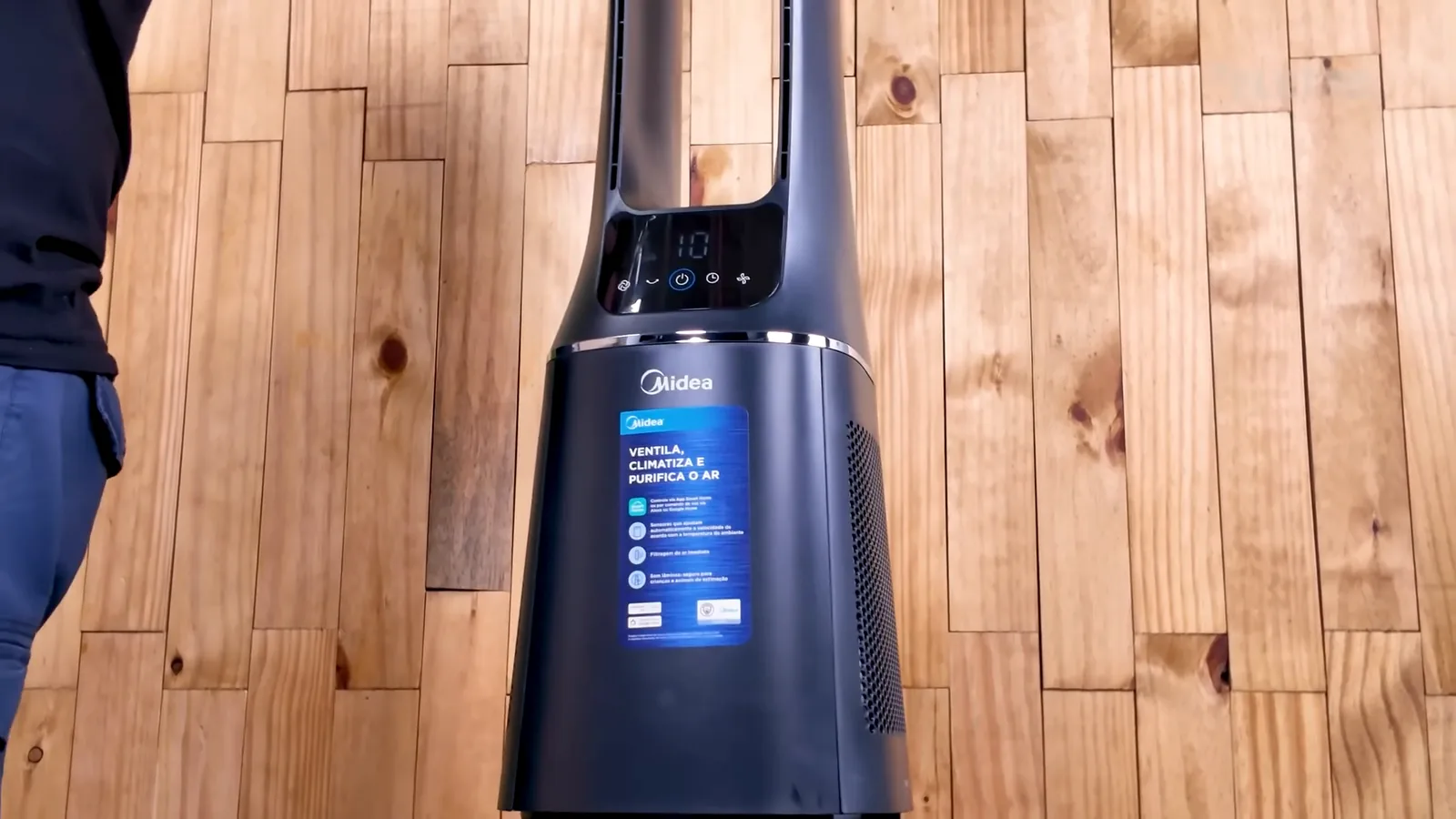 Ventilador de torre sem pás Midea Smart Air oscilando em funcionamento