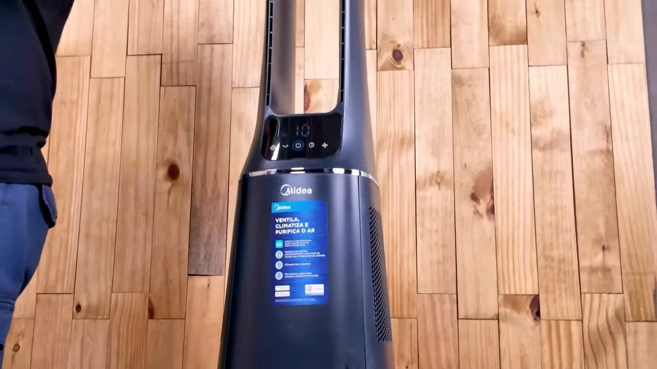 Ventilador de torre Midea Smart Air em funcionamento oscilando no ambiente
