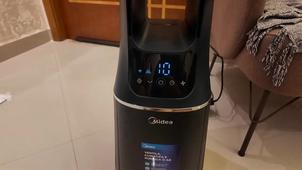 Ventilador de torre sem pás funcionando e oscilando na sala