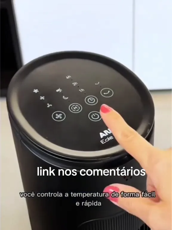 Painel touch do ventilador Arno Eole Ultra sendo operado manualmente