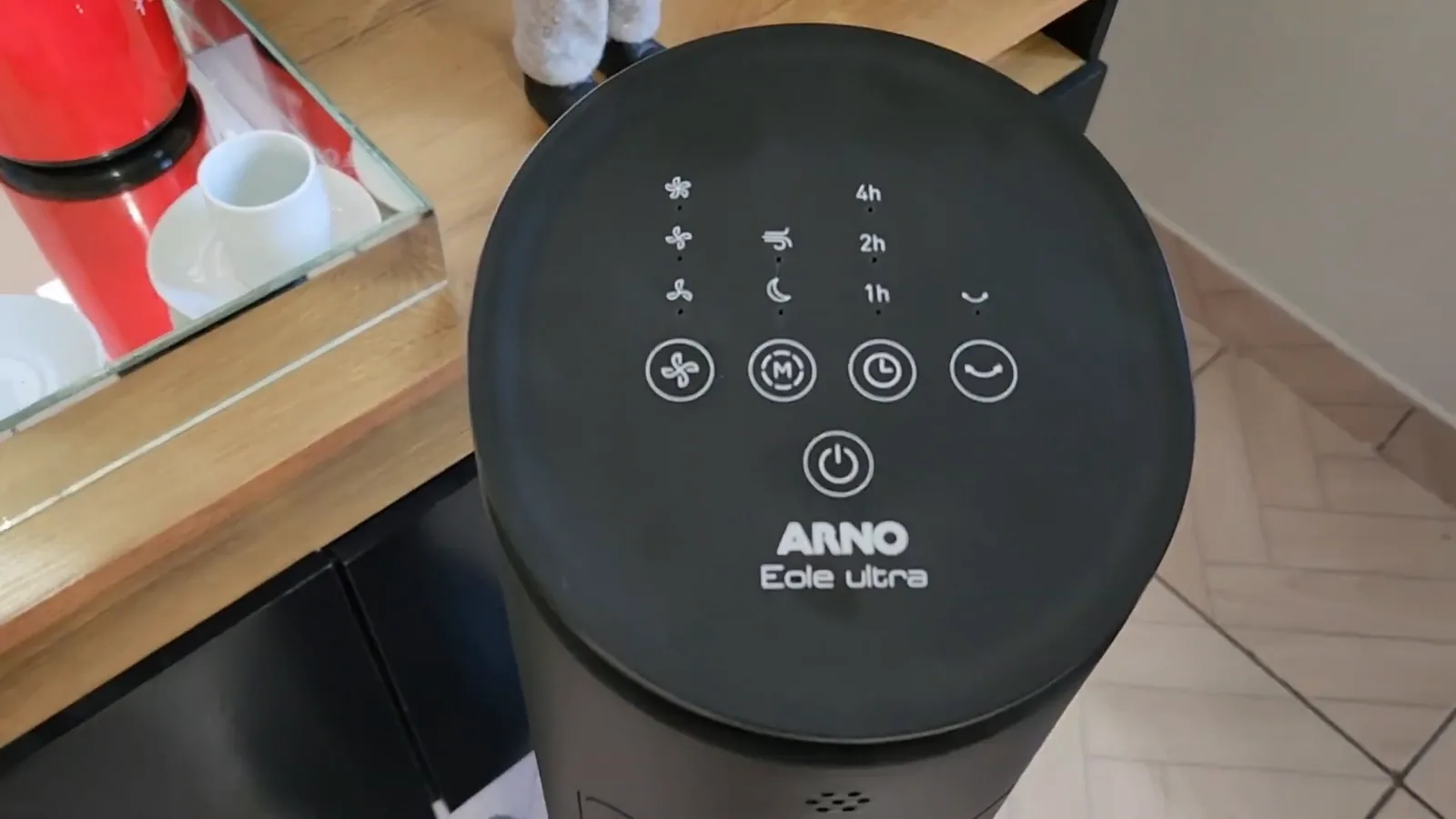 Painel touch superior do ventilador Arno com comandos digitais iluminados