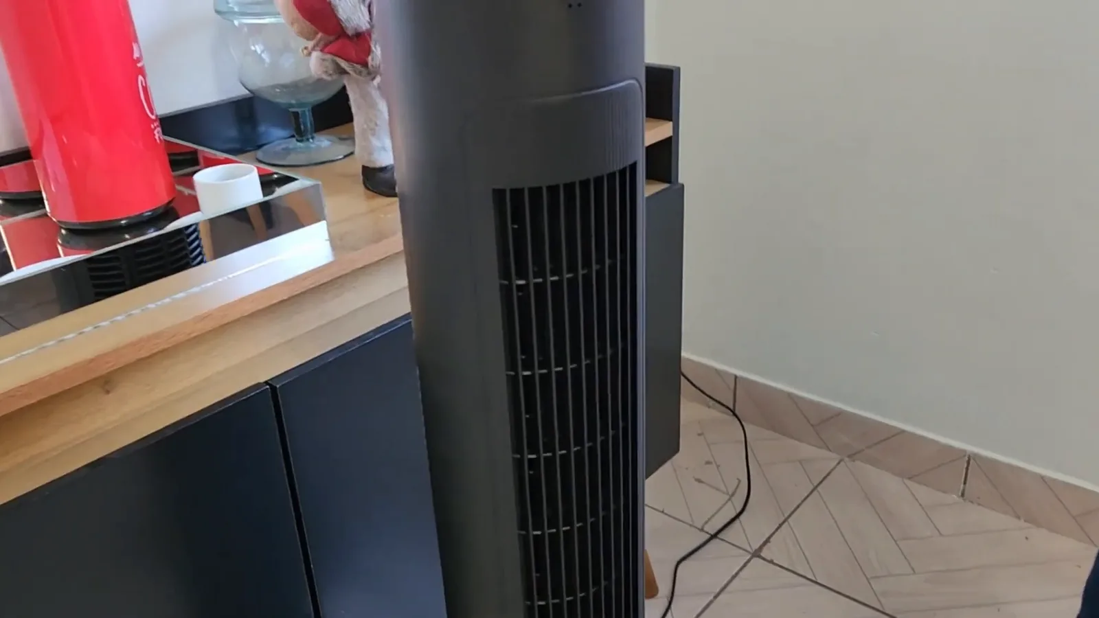 Ventilador de torre Arno Eole Ultra em funcionamento no ambiente