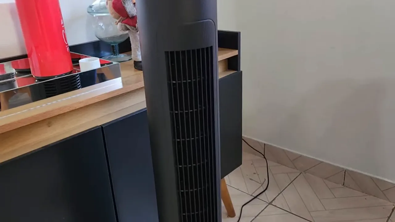 Ventilador de torre Arno em funcionamento oscilando no ambiente