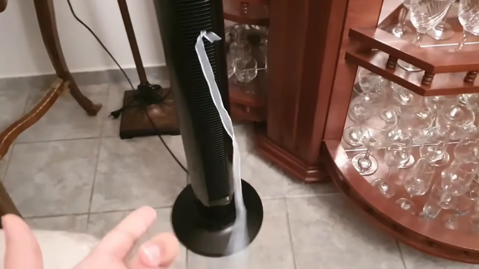 Ventilador de torre Arno ligado soprando ar em ambiente residencial