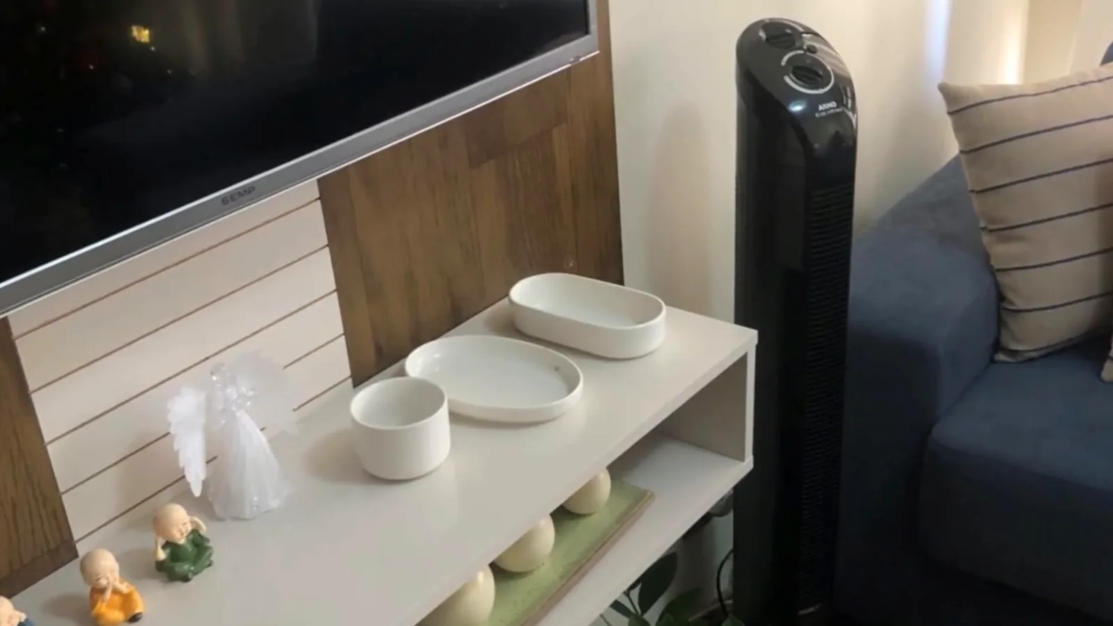 Ventilador de torre Arno posicionado na sala de estar