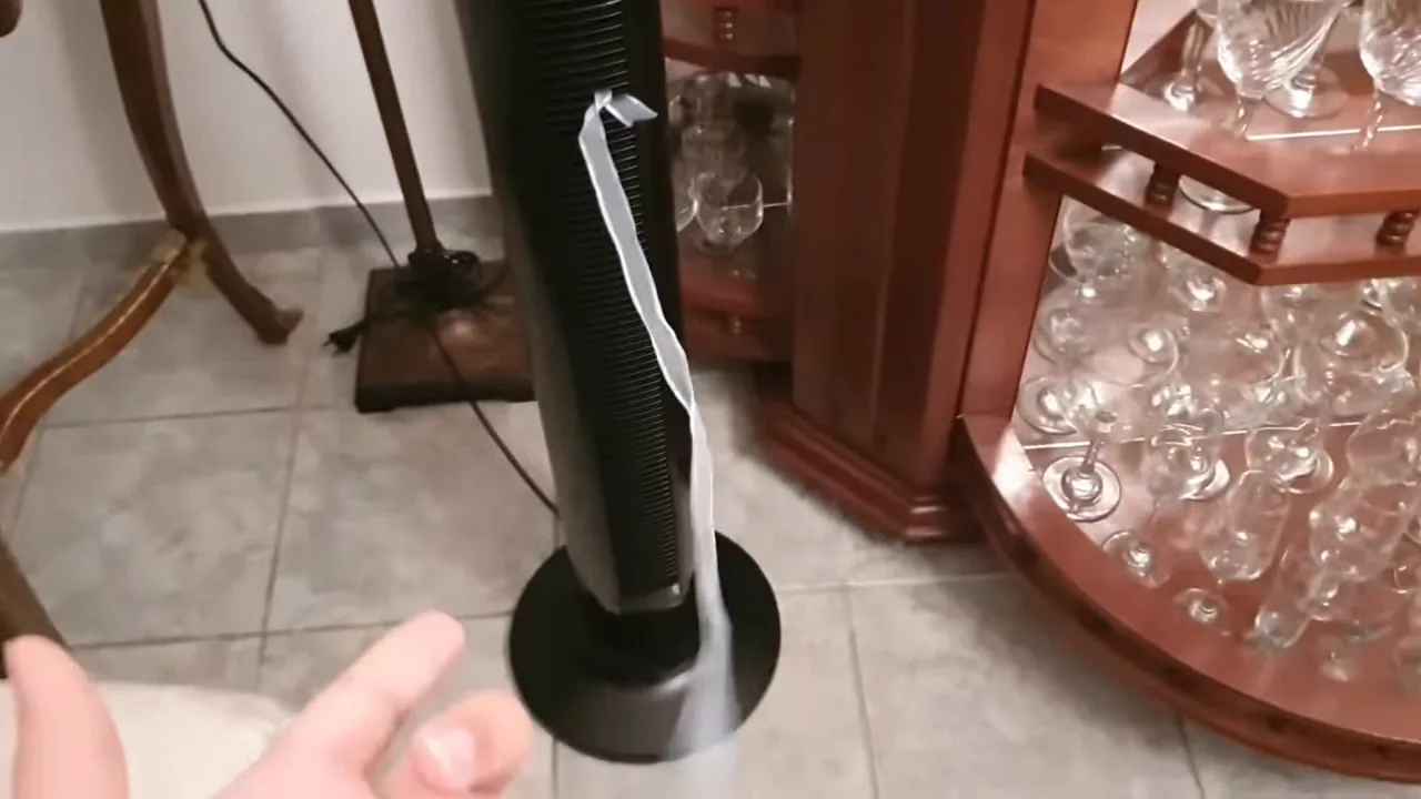 Ventilador de torre ligado soprando ar na velocidade baixa