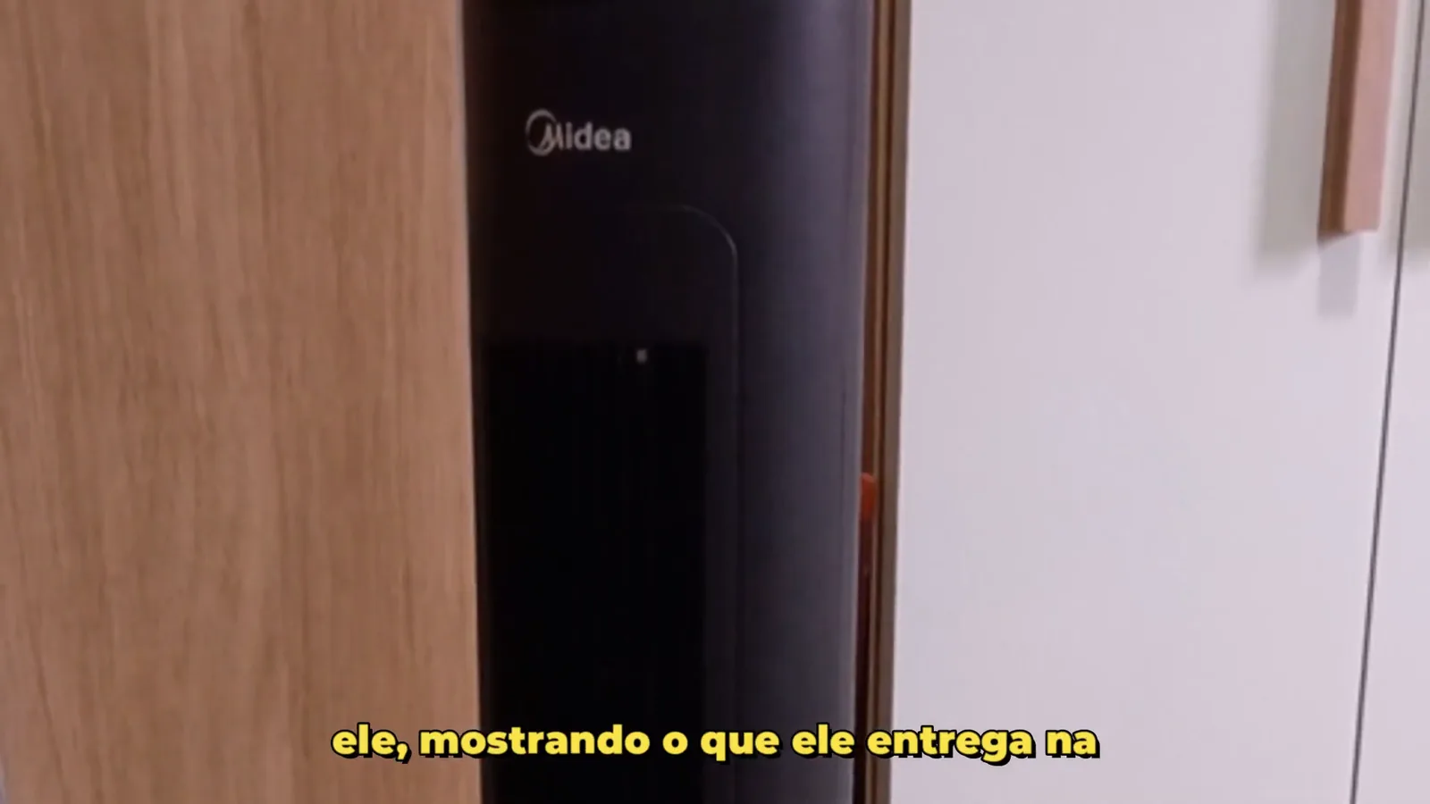 Ventilador de torre Midea VTMP1 ligado em ambiente residencial
