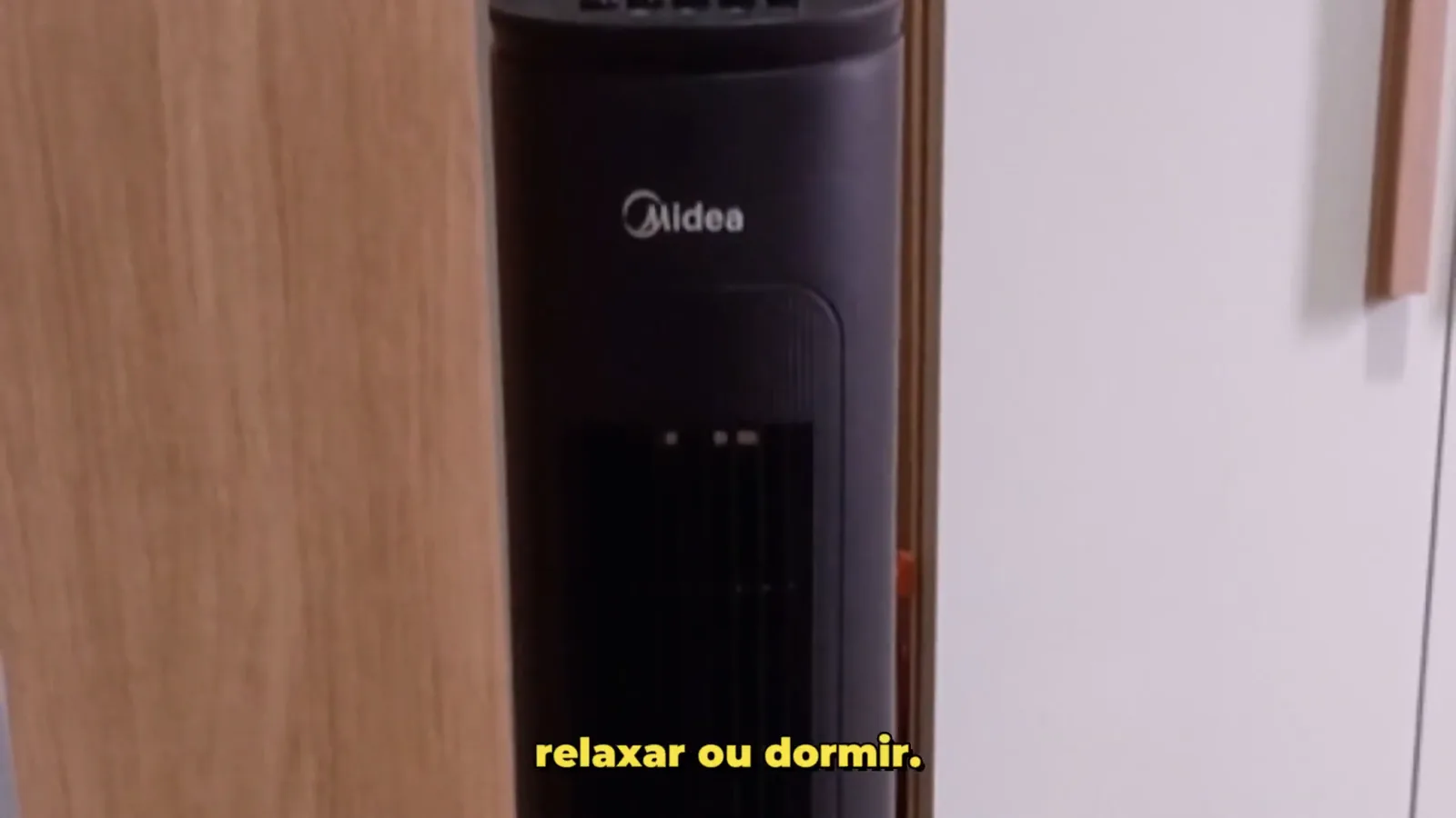 Ventilador de torre compacto em funcionamento contínuo na sala