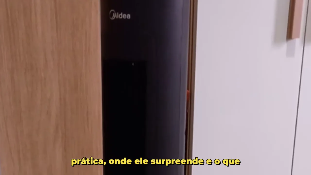 Ventilador de torre Midea oscilando suavemente em ambiente doméstico