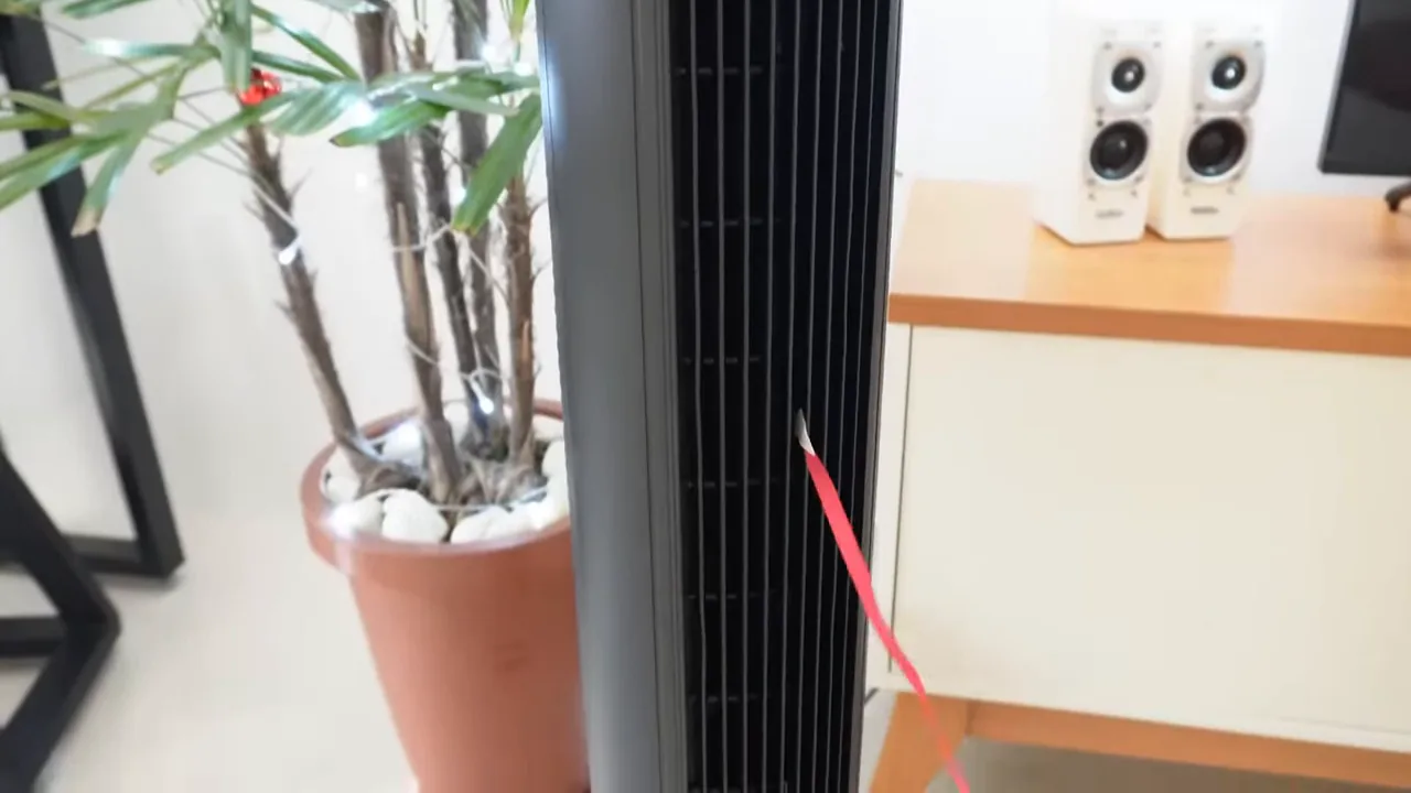Ventilador de torre oscilando horizontalmente com fluxo de ar ativo