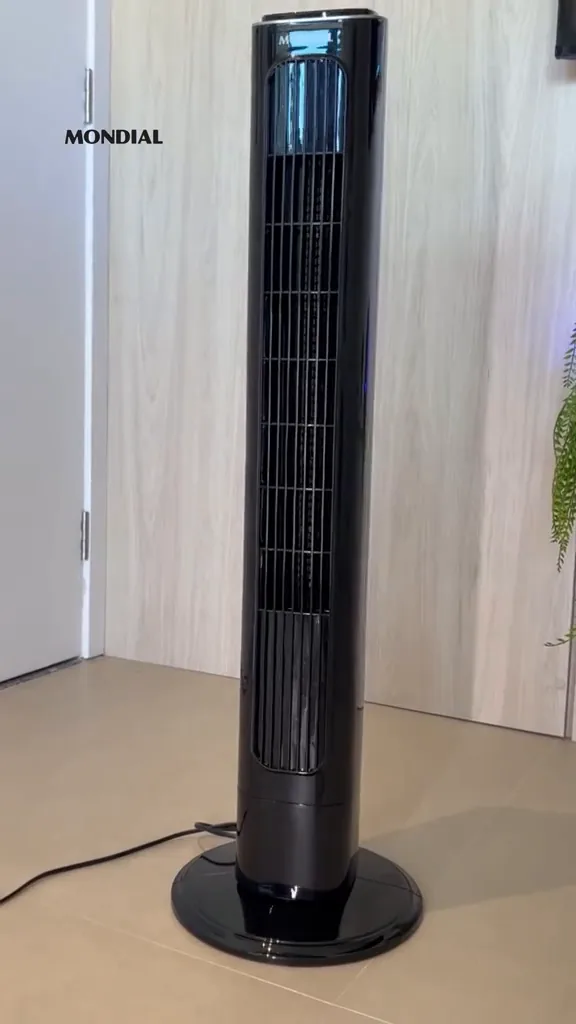 Ventilador de torre Mondial em funcionamento oscilante na sala