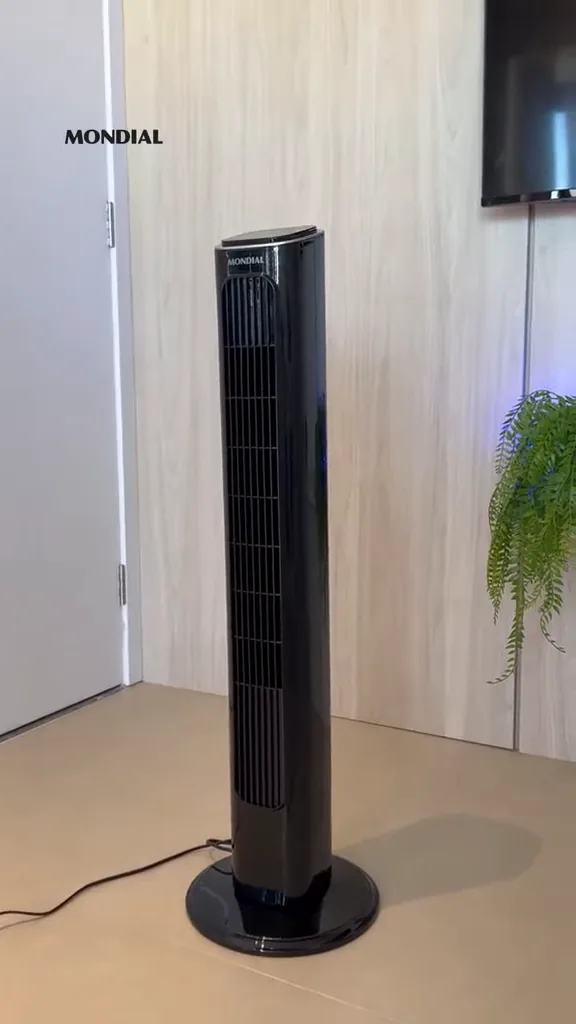 Ventilador de torre Mondial realizando movimento oscilante contínuo no ambiente
