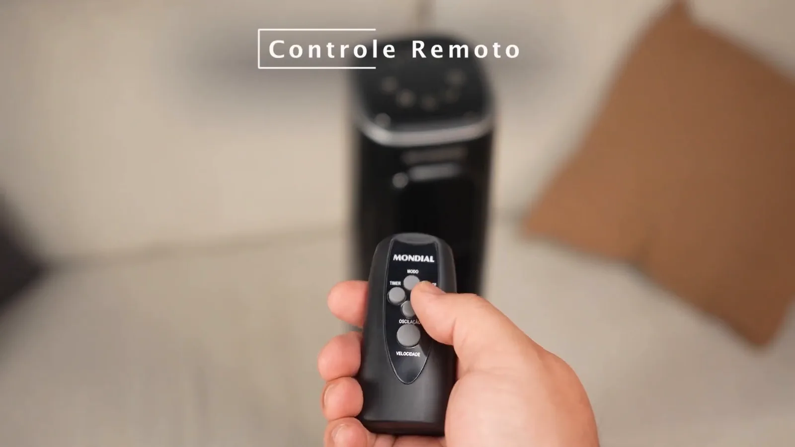 Controle remoto compacto do ventilador Mondial acionado na sala de estar