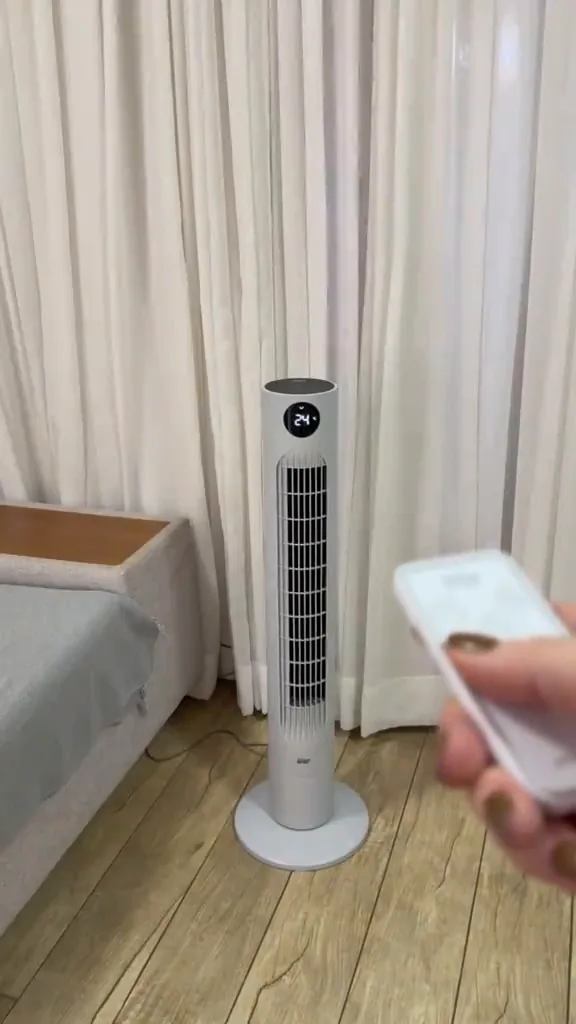 Controle remoto ajustando o ventilador de torre WAP Air Breeze