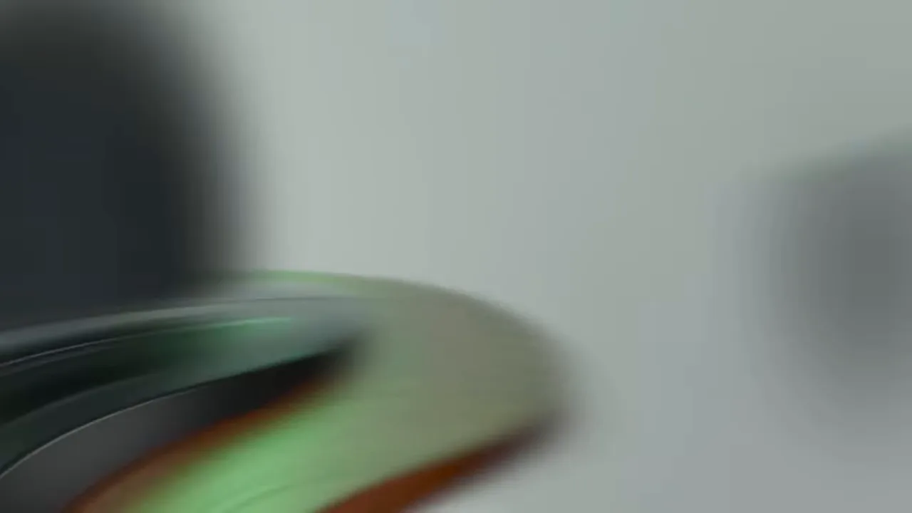 Ventilador de torre em funcionamento e oscilação sobre mesa de sala