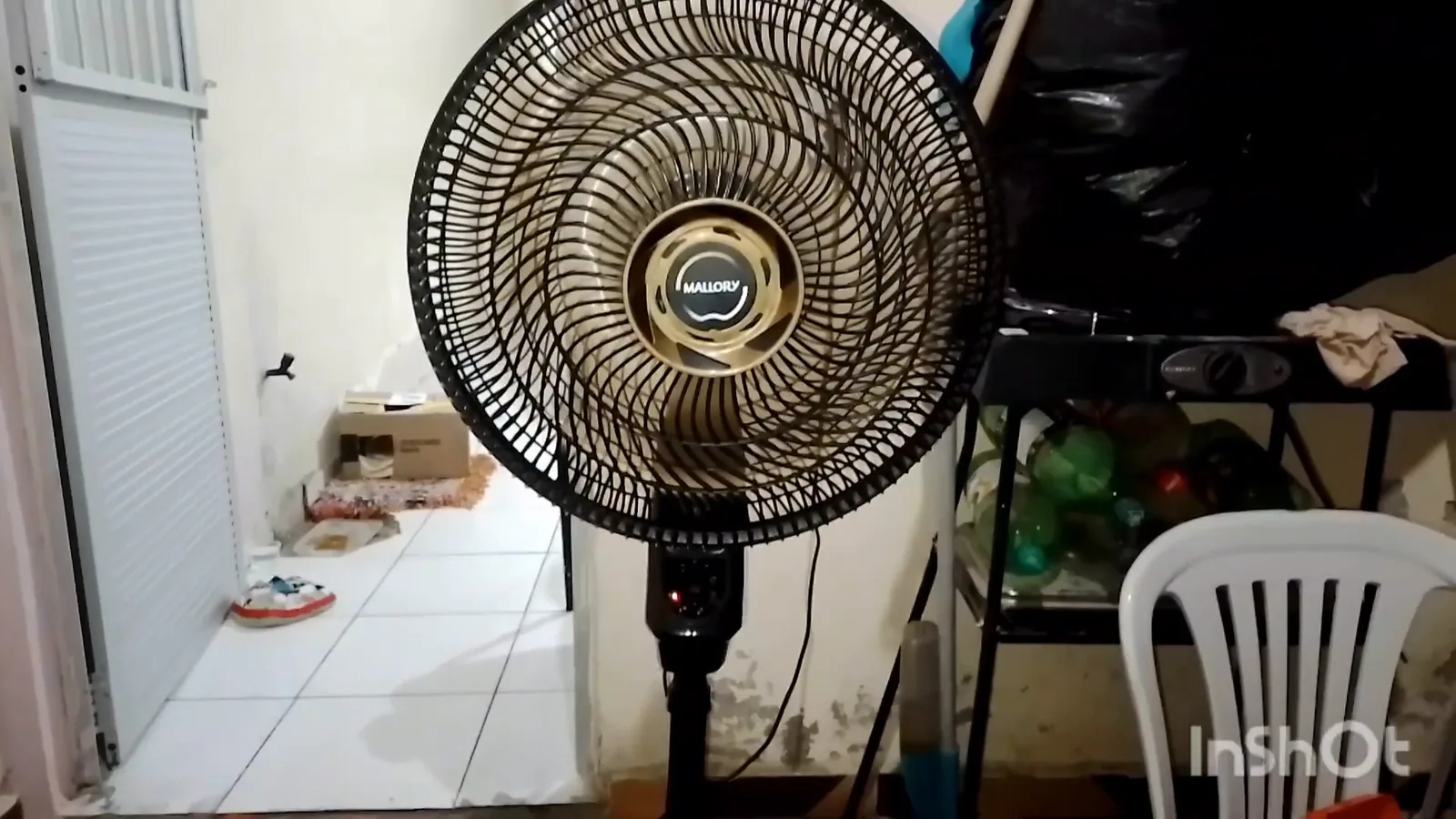 Ventilador de coluna Mallory Chronos ligado com oscilação horizontal ativa