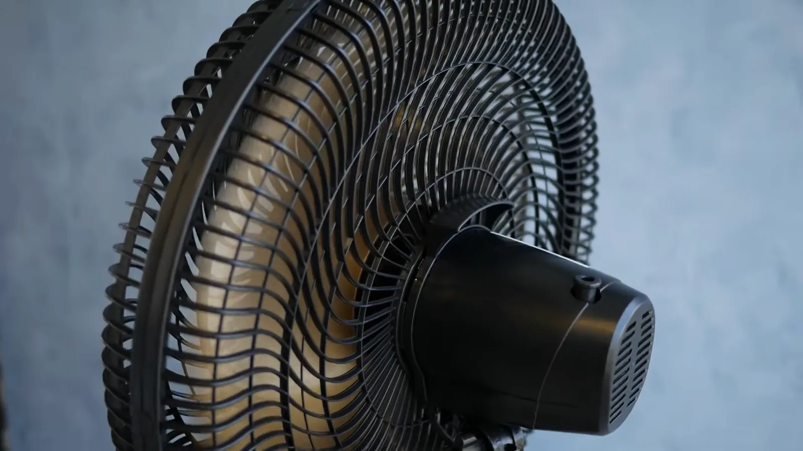 Cabeçote do ventilador em funcionamento com hélice em rotação
