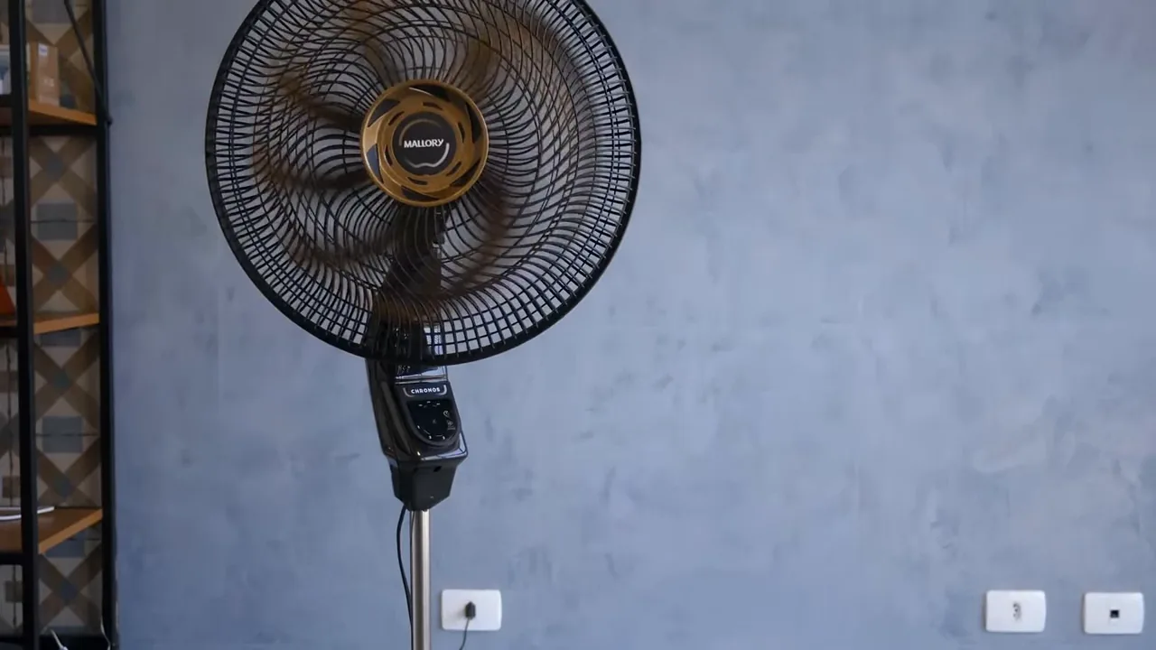 Ventilador de coluna Mallory Chronos oscilando em pleno funcionamento