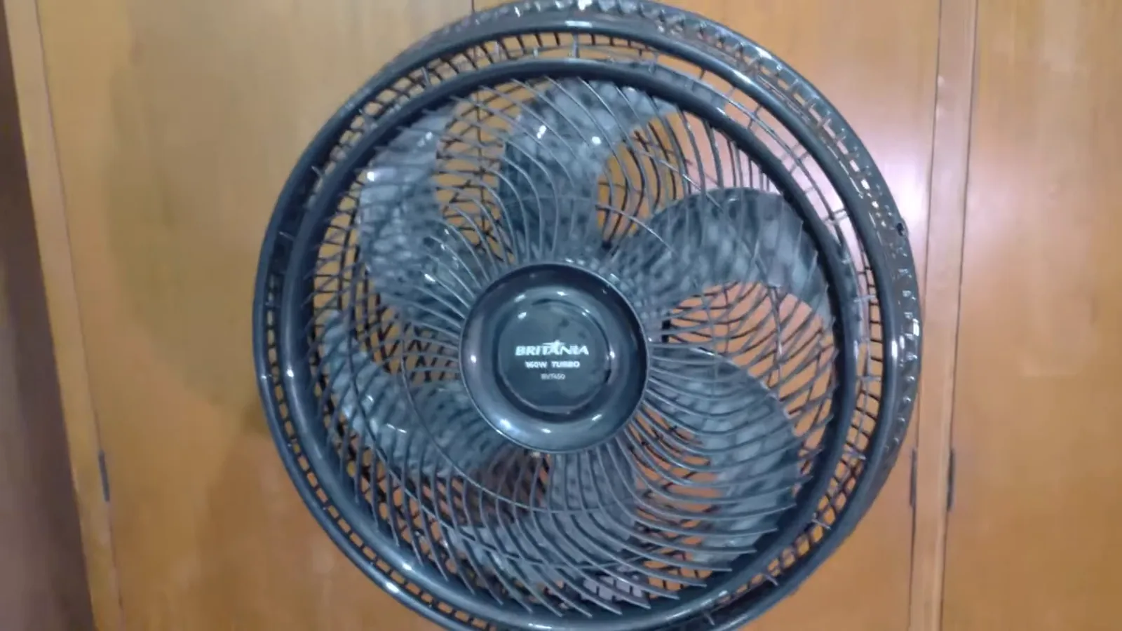 Ventilador de coluna Britânia Maxx Force ligado em alta velocidade