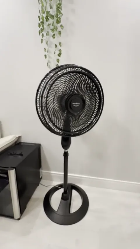 Ventilador de coluna Britânia BVT450 ligado em velocidade máxima na sala