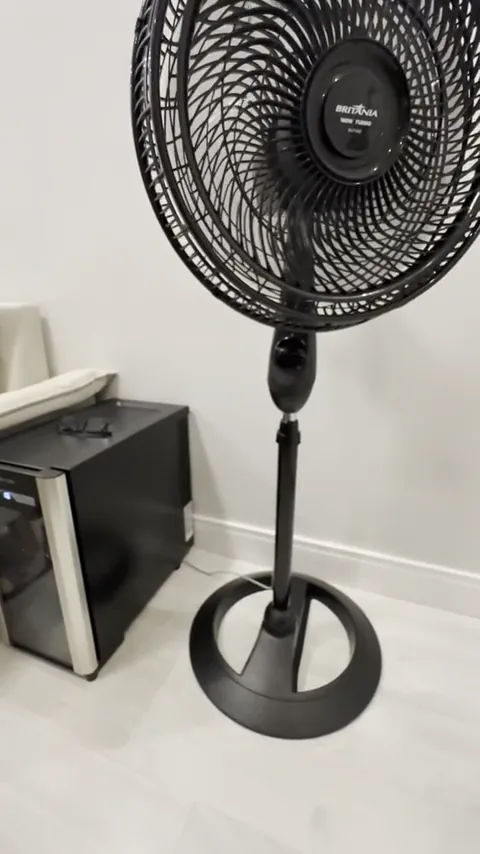 Ventilador de coluna Britânia funcionando em velocidade média no ambiente