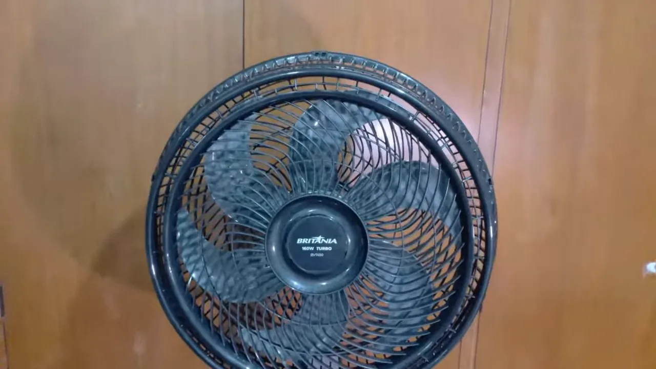 Hélice de seis pás do ventilador girando em velocidade máxima