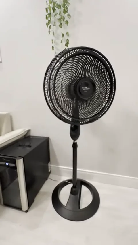 Ventilador de coluna Britânia funcionando em rotação contínua na sala