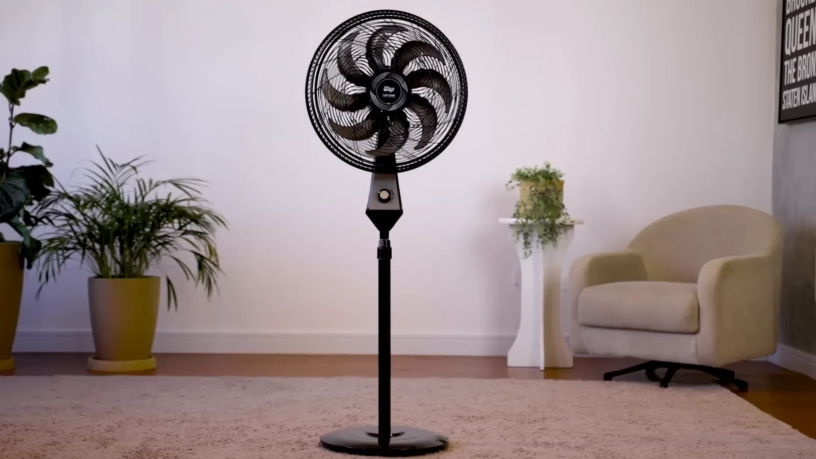 Ventilador de coluna WAP Flow Turbo em funcionamento na sala