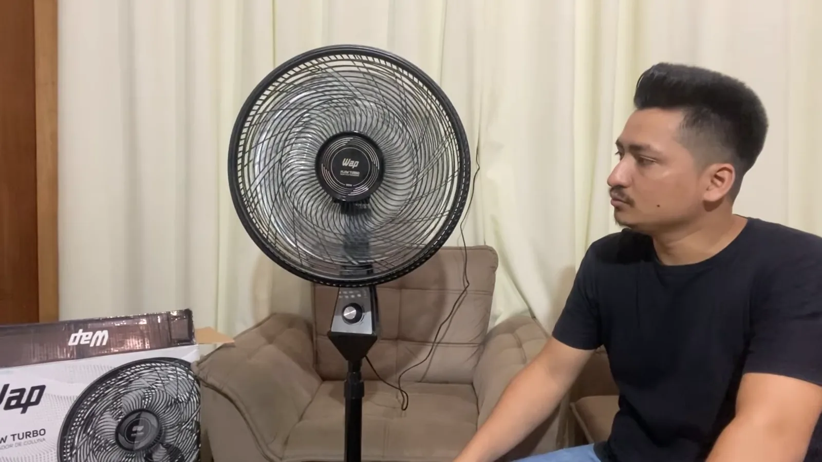 Ventilador WAP Flow Turbo ligado e em pleno funcionamento na sala