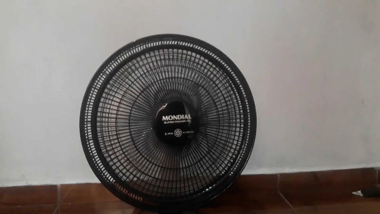 Ventilador de mesa Mondial Super Power funcionando em velocidade máxima