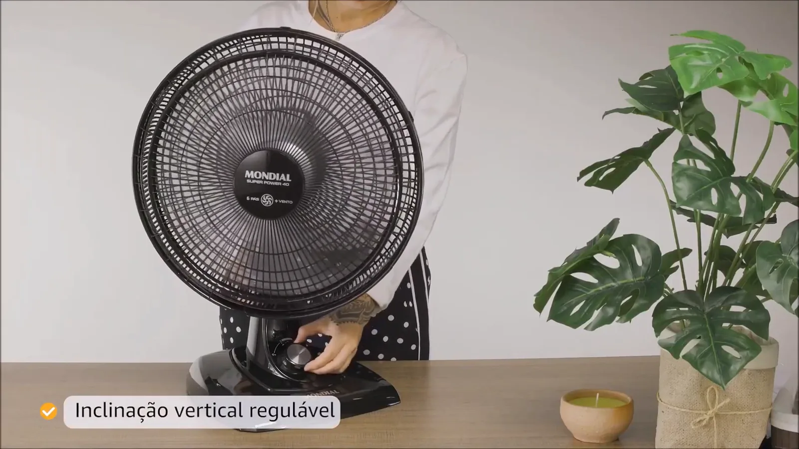Ventilador de mesa Mondial Super Power ligado em funcionamento sobre a bancada