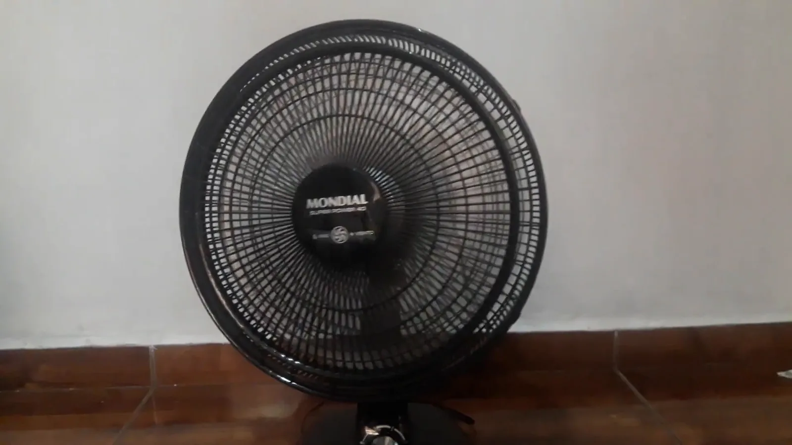 Ventilador Mondial VSP-40-B com sistema de oscilação ativado