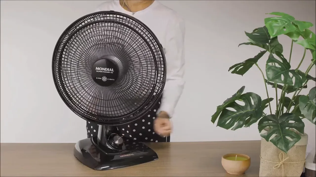 Ventilador Mondial Super Power ligado com hélice em rotação sobre a mesa
