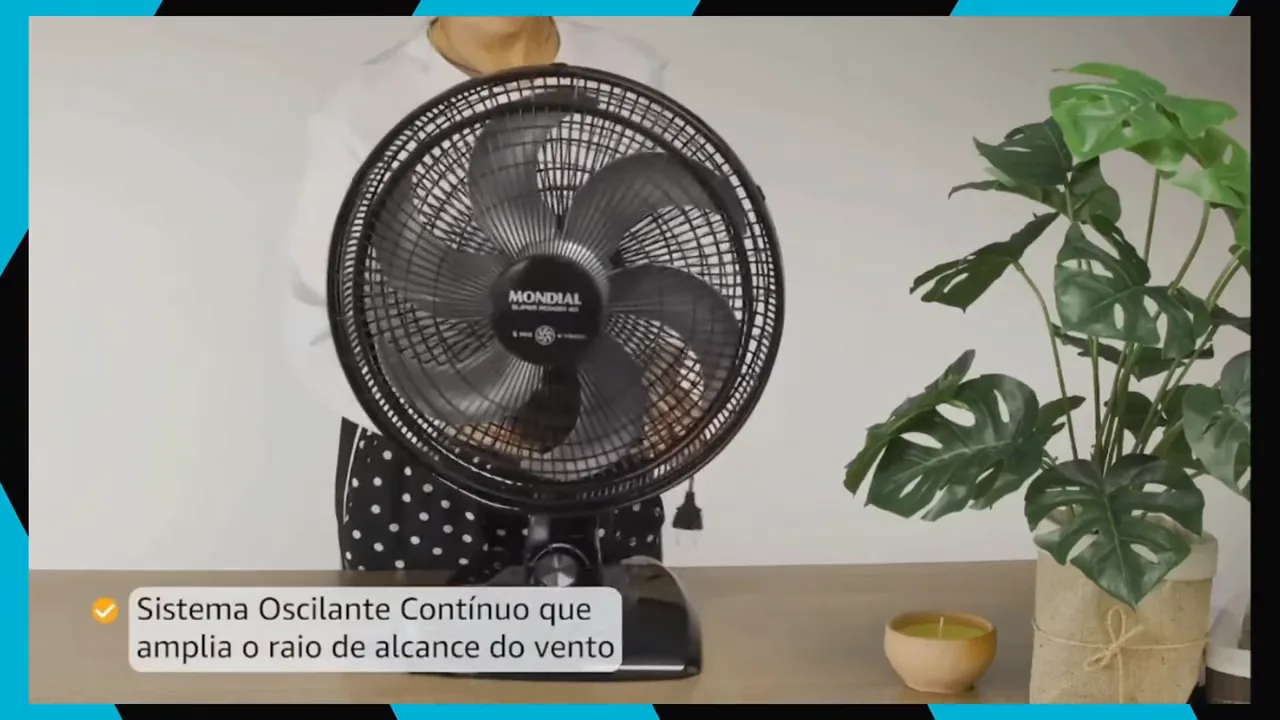 Ventilador de mesa oscilando continuamente em funcionamento sobre a bancada