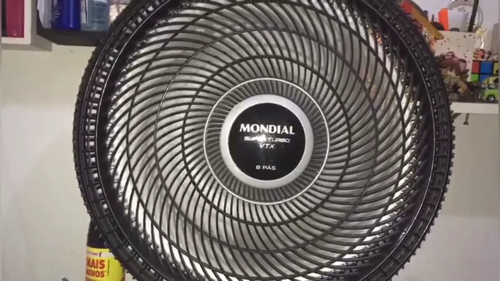 Ventilador de mesa Mondial Super Turbo VTX ligado gerando fluxo contínuo