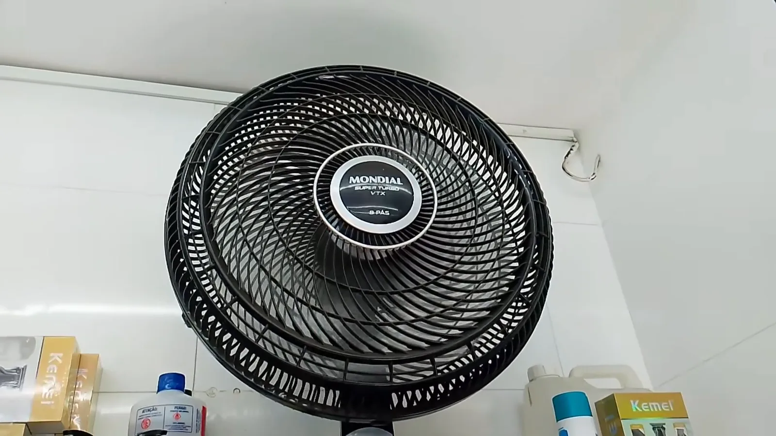 Ventilador de mesa Mondial oscilando sobre a bancada durante o uso