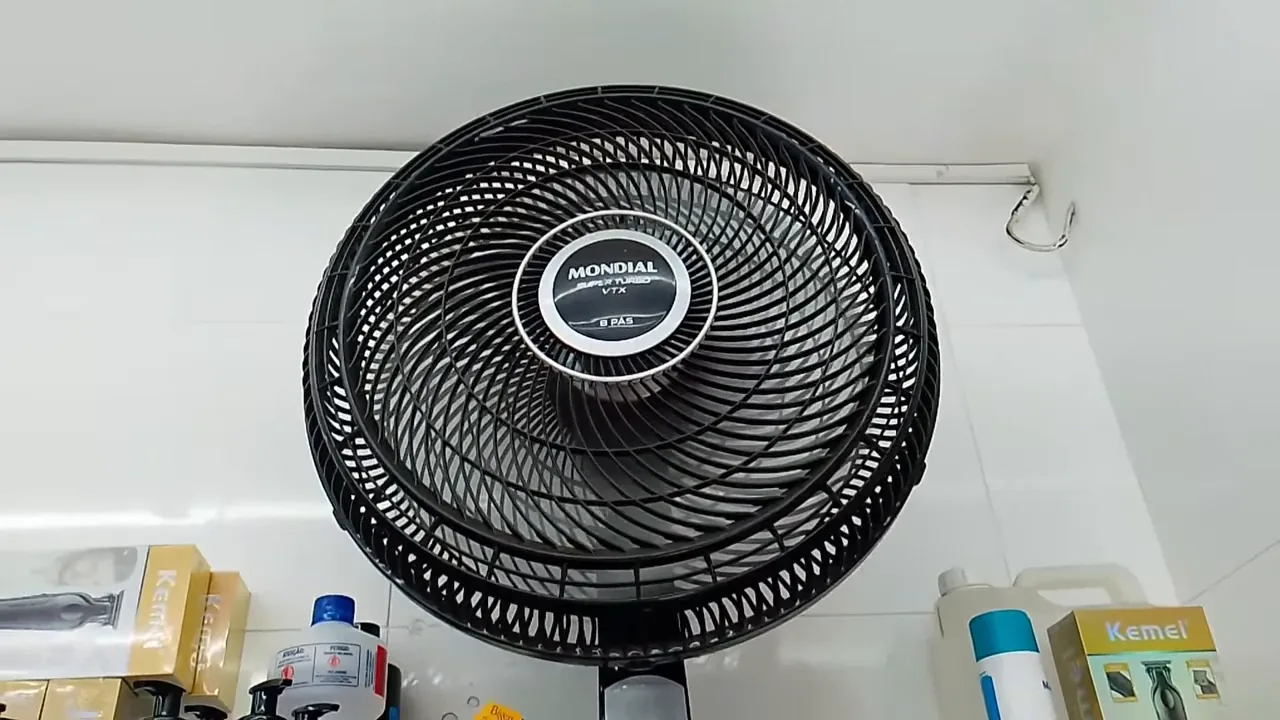 Ventilador Mondial Super Turbo oscilando e ventilando o ambiente