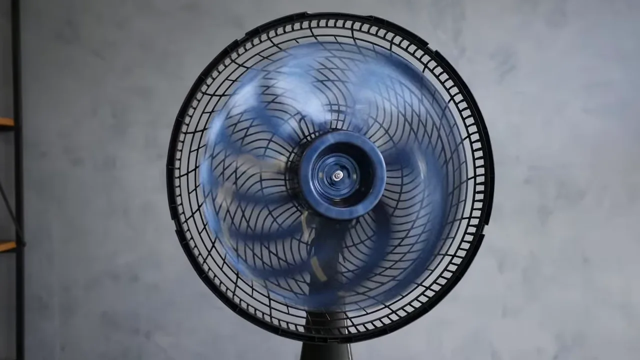 Ventilador de mesa Arno operando com forte fluxo de ar