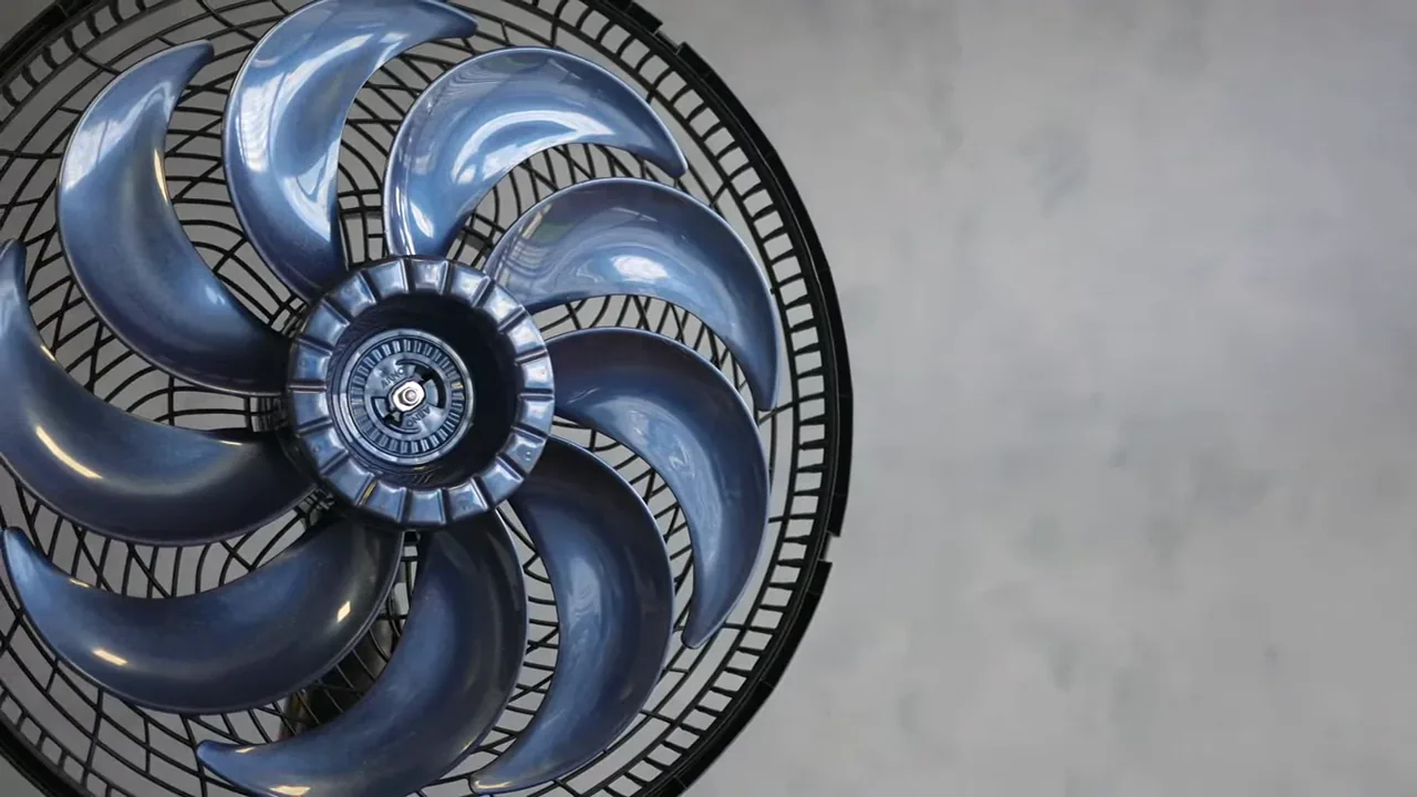 Hélice de nove pás em movimento contínuo no ventilador